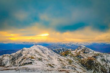 Besneeuwde bergen van de Schotse Hooglanden in de winter