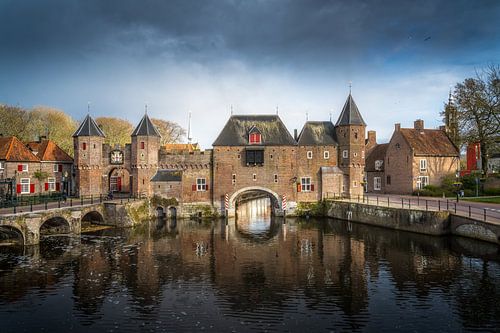 De koppelpoort van Amersfoor in de avond met bewolking