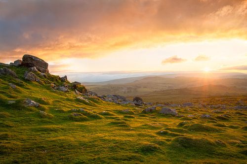 Sonnenuntergang über der englischen Landschaft Dartmoor