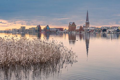Uitzicht over de Warnow naar de Hanzestad Rostock in de winter