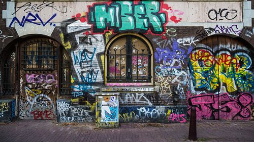 Graffiti op de muren van de Wallen in Amsterdam