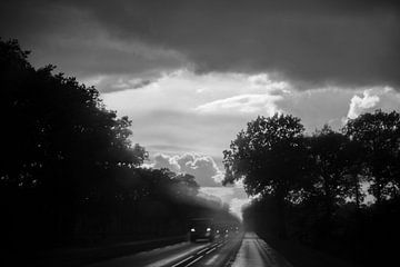 Sur la route sous la pluie noir et blanc