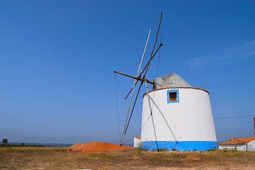 Rustieke, bont gekleurde windmolen op het Portugese platteland van Studio LE-gals