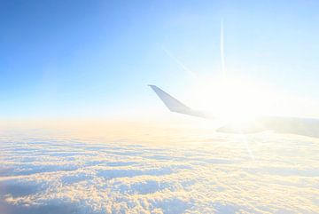 Blick aus dem Flugzeug bei Sonnenuntergang von Marcel Kerdijk