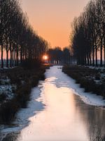 Zonsopgang aan een bevroren vaart
