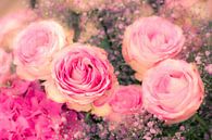 Bloemendecoratie met roze rozen van ManfredFotos thumbnail