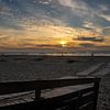 Coucher de soleil sur la plage de Nieuwpoort en Belgique sur Kristof Leffelaer