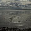 Wolkenluchten boven het drooggevallen Wad van Meindert van Dijk