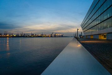 Uitzicht langs de zijkant van het Dockland naar de verlichte kranen van de haven van Hamburg tijdens van Andrea Gaitanides - Fotografie mit Leidenschaft