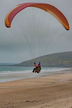 Kitesurfers aan de Normandische kust