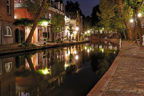 Sfeervol nachtbeeld van de Oudegracht ter hoogte van de Twijnstaat aan de Werf in het oude centrum v