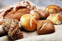 Verschillende soorten brood en broodjes op een bakkersposter