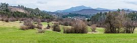 Vue sur les montagnes, les collines et les forêts colorées de Predjama, sur Werner Lerooy