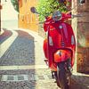 Vespa in een Italiaans straatje II van Leo van Valkenburg