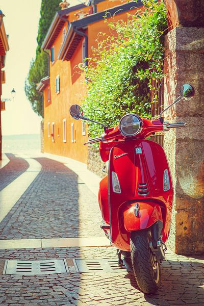 Vespa in einer italienischen Straße II von Leo van Valkenburg