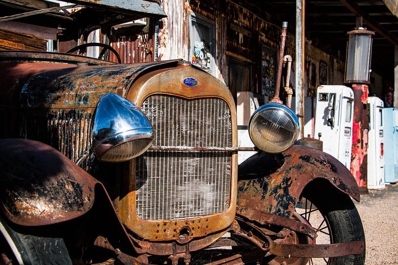 Charakteristischer Oldtimer an einer Tankstelle von Johan Veenstra