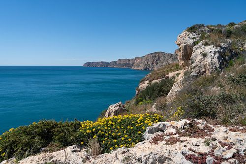 Rotsachtige kust en de rustige blauwe Middellandse Zee
