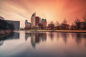 Die Skyline von Den Haag bei Sonnenaufgang von Ilya Korzelius