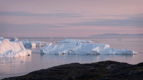 Eisberge in der Mitternachtssonne