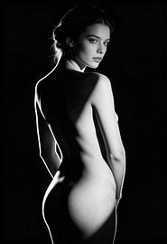 Elegantes Schwarz-Weiß-Porträt einer nackten Frau von Matthias Hauser