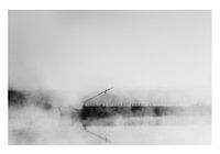 Nederlands vrachtschip op een rivier in de mist. Schipper, boot, rivier. Leven op de binnenvaart.