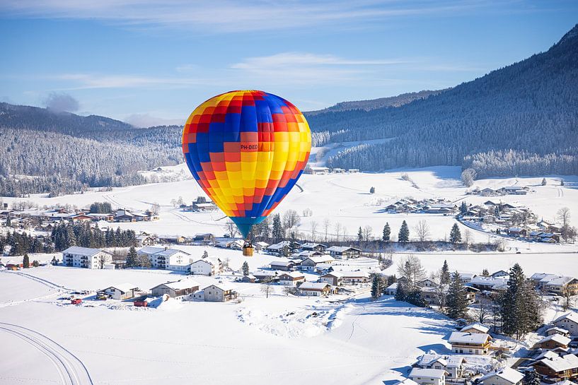 Une montgolfière au-dessus d'un Inzell enneigé en Allemagne par Stefan Verkerk fotografie