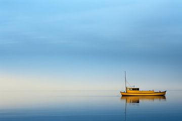 Das gelbe Boot auf dem blauen Meer von Studio Allee
