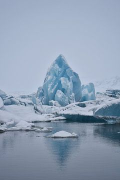Diamant in gletsjermeer van Elisa in Iceland