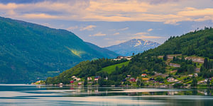 Panorama über Loen und den Innvikfjord, Vestland, Norwegen