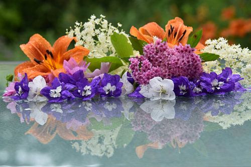 Eerste oogst van bloemen uit de tuin