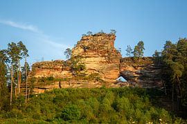 Natuurmonument Büttelsfelsen Dahn in de avondzon. De str van Udo Herrmann