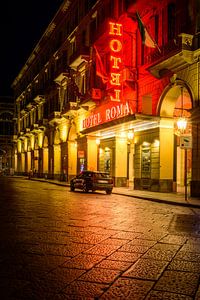 Abendlicht: Rot beleuchtetes Hotel in Turin, Italien von Bart Ros