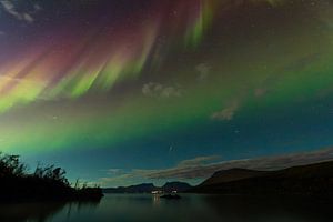 Magische Polarlichter und Sternschnuppe über Abisko, Lapporten.