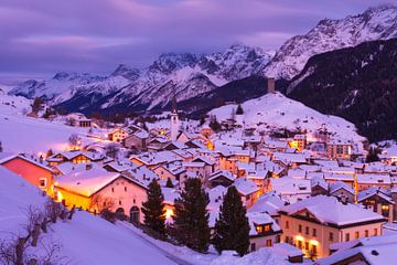 Village de montagne dans la neige