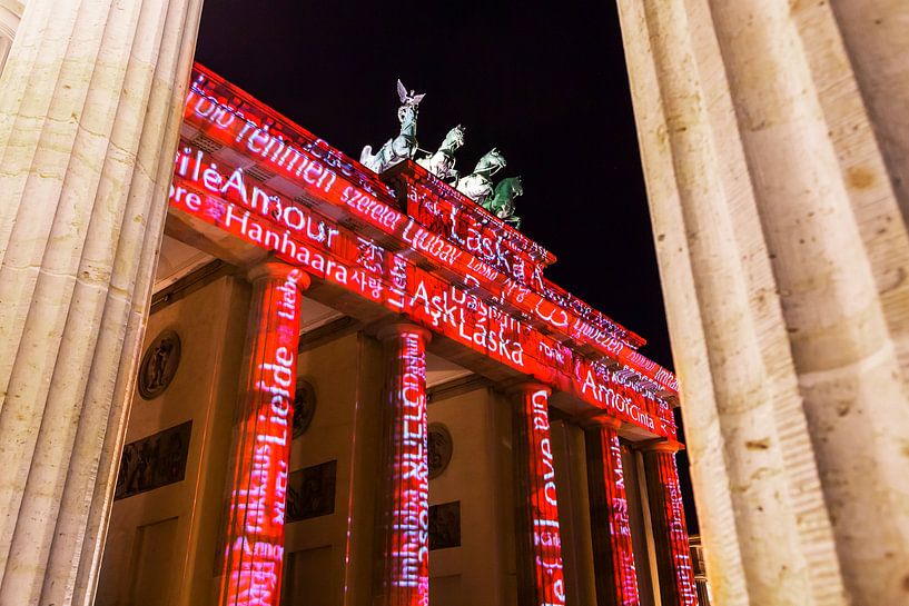Brandenburger Tor in rot, mit "Love"-Projektion von Frank Herrmann