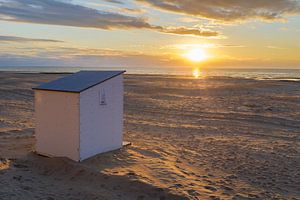 Cabine de plage au coucher du soleil sur Johan Vanbockryck