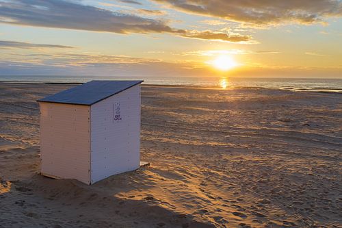 Strandcabine bij zonsondergang