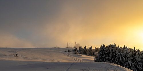 Magisch winterlandschap bij zonsondergang op de Wasserkuppen in de Rhön