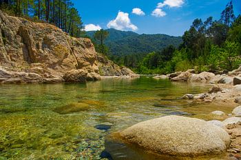 Vue sur le torrent de montagne cristallin de Solenzara en Corse