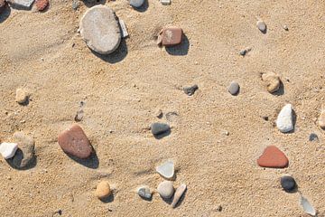 Stenen op het strand van Ulrike Leone