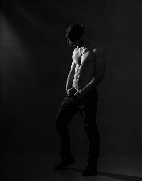 The sexy muscle bundle and the shadow by Atelier Liesjes