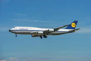 Lufthansa Boeing 747-8 in oud kleurenschema (D-ABYT). van Jaap van den Berg