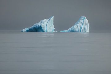 IJsbergen in een gladde oceaan - Disko Bay, Groenland