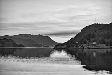 Fjord in Noorwegen, in zwart-wit van Martin Köbsch