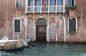 Altbau in Venedig mit schönem Balkon.