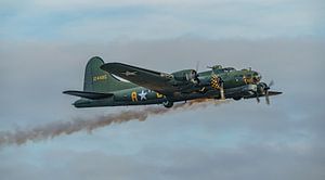 Rauchende Boeing B-17G Flying Fortress 