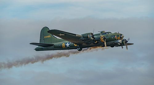 Rokende Boeing B-17G Flying Fortress 