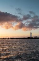 Vuurtoren tijdens zonsondergang in Hellevloetsluis