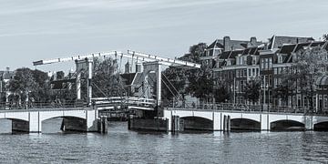 Radfahrer auf der Magere Brug in Amsterdam - monochrom von Werner Dieterich