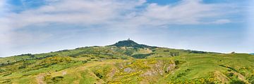 Radicofani in het Toscaanse landschap van eric van der eijk